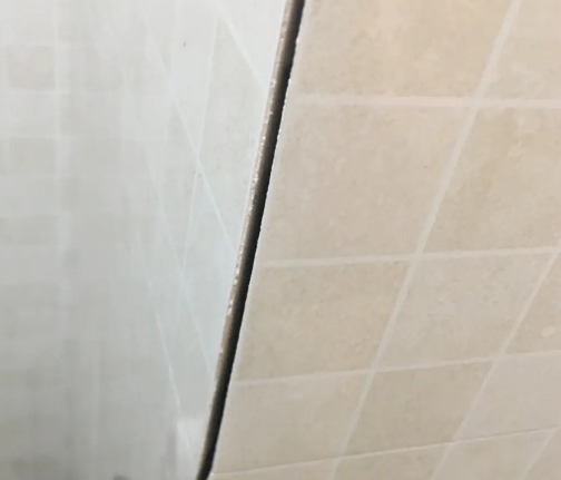 白水瓷砖空鼓维修公司分享阳台瓷砖脱落的修复过程可以分为以下几个步骤