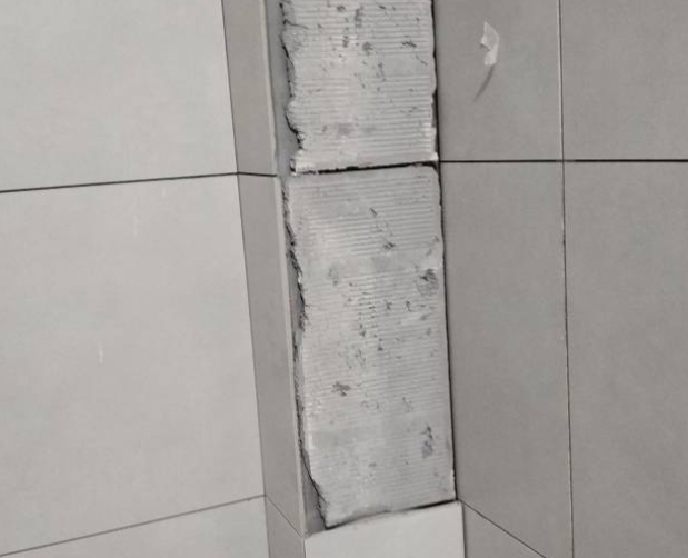白水瓷砖空鼓维修公司分享下瓷砖施工前基层浇水润湿程度不足，可能导致以下问题