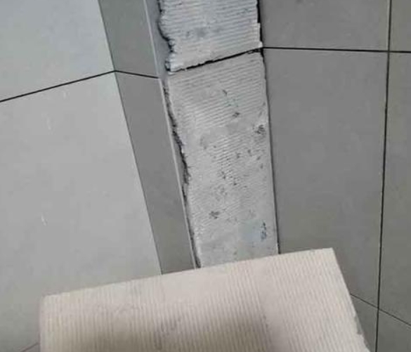 白水瓷砖空鼓维修公司分享下厨房瓷砖脱落的补救措施。